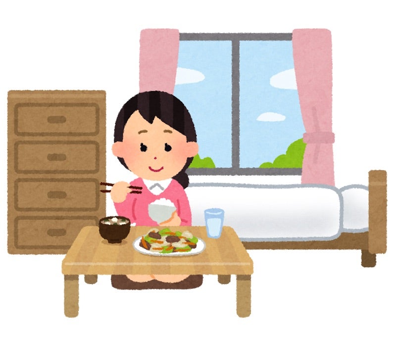 イラストのOLがちゃぶ台でカレーとご飯をニコニコ食べる様子。ふるさと納税で届いた返礼品で一人暮らしの食卓が豊かになった幸福感を表す。